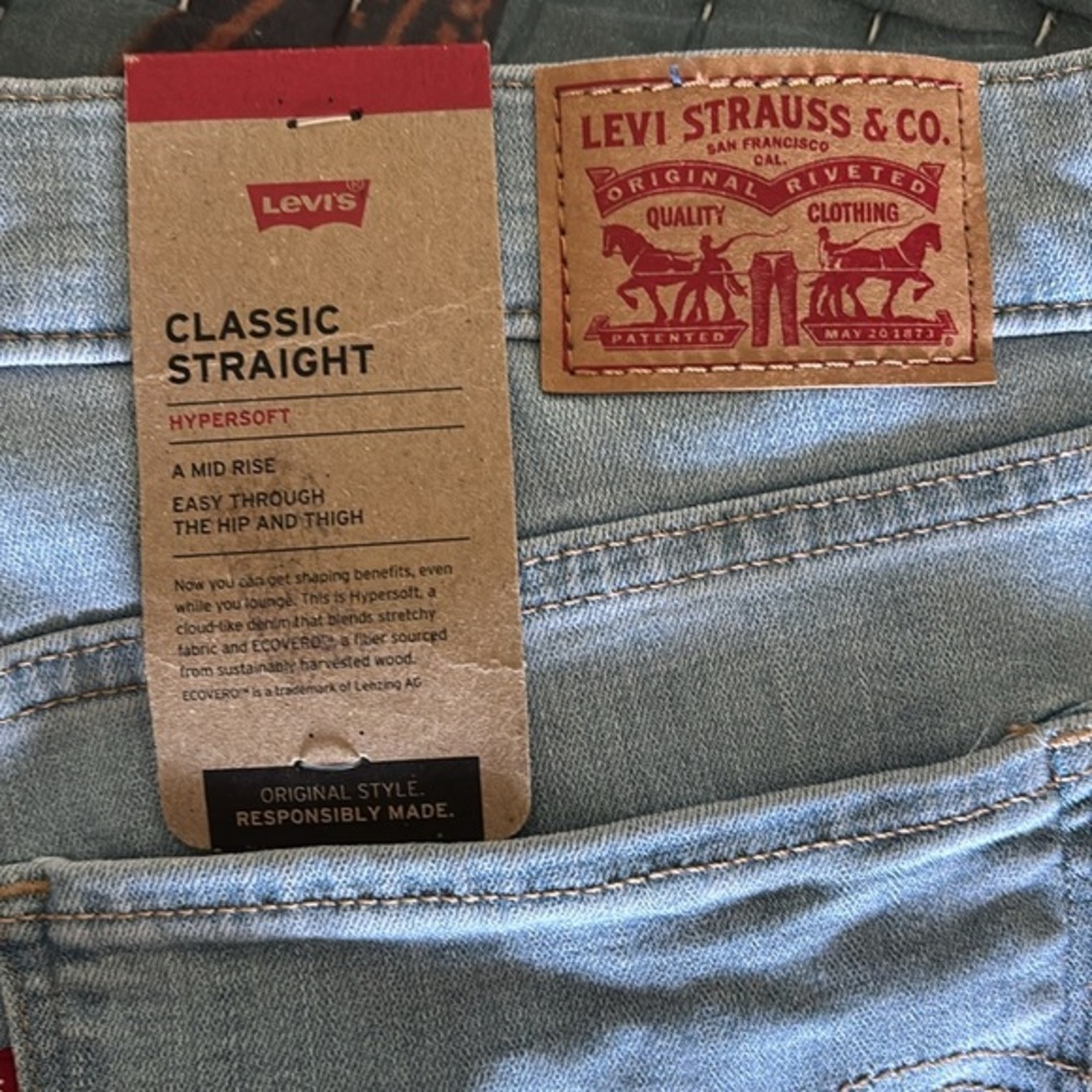 NWT mid rise classic straight Levi’s Light Blue Denim size 16 med 33 x 30